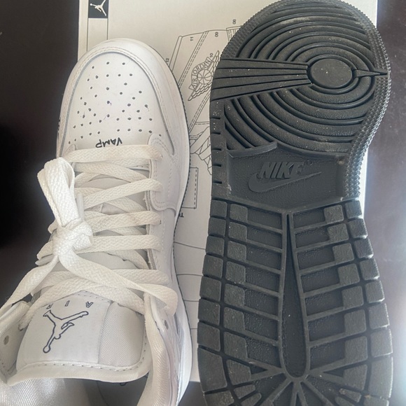 Air Jordan 1 Mid. - Picture 6 of 6